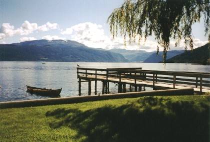 Blick &uuml;ber den Fjord in Richtung Vik. Evi hat in der N&auml;he des Stegs eine Robbe gesehen, leider ist sie auf dem Bild kaum zu erkennen.