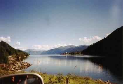 Auf der 55 um den Esefjorden. Rechts vorn liegt Balestrand.