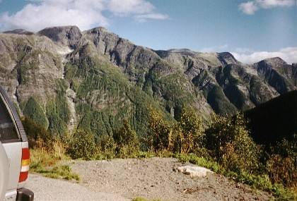 Auf der 13 fahren wir am Gr&oslash;ndalst&oslash;len die Serpentinen hinauf, die Stra&szlig;e ist beeindruckend.