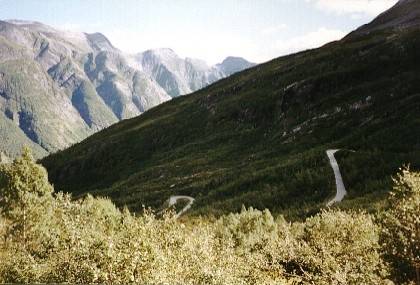 Eng und steil windet sich die Stra&szlig;e den Berg hinauf.