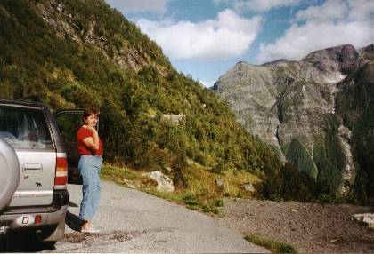 An einer Raststelle am Aussichtspunkt Gaularfjell legen wir einen kurzen Stop zum Schauen ein.