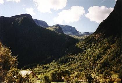 Bei Ulvestad sieht man durch die Scharte die Sv&aelig;radalen-Bergkette.