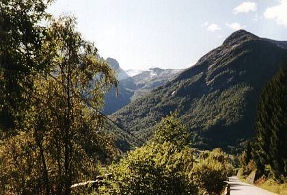 Am Berg Keipen vorbei sieht man den Langedalsbreen, einen kleineren Gletscher bei Balestrand. Es ist nicht mehr weit bis nach Dragsvik zum F&auml;hrhafen.