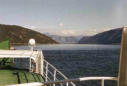 Die F&auml;hre hat uns wieder. Wir legen in Dragsvik ab mit Kurs auf Hella.