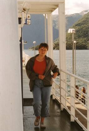 Evi auf dem Weg zum Heck der F&auml;hre.