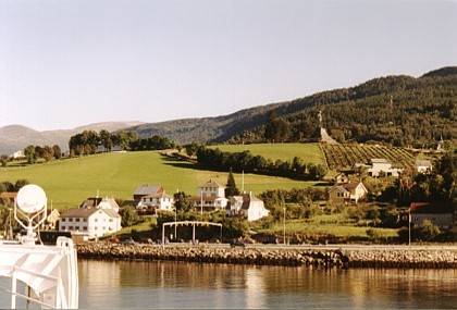 &Uuml;ber dem malerischen Vangsnes mit seinen Himbeerplantagen steht der Fridtjov.