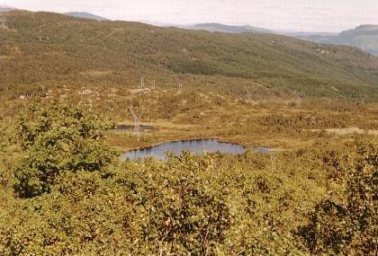 Um diesen See sind wir, aus dem Tal rechts unten kommend, herumgewandert.