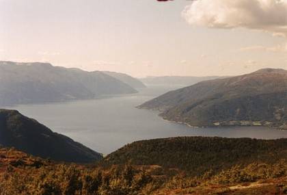 Jetzt haben wir einen sch&ouml;nen Blick auf den Sognefjorden. Es sind noch viele Kilometer bis zum Meer.