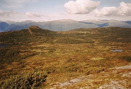 Dort geht es zur&uuml;ck zum Kallbakk bzw. zum Kongsvatnet, wir m&uuml;ssen uns an die Bruchkante mitten im Bild halten. 