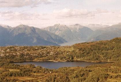Auch der Blick nach Norden, mit Kongsvatnet auf der Hochebene und Sognefjorden unten ist sehr reizvoll.