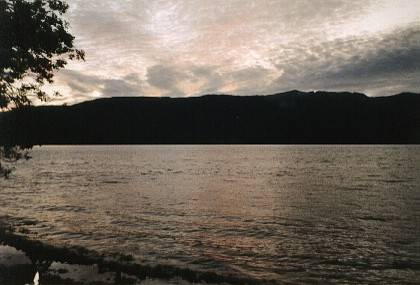 Abendstimmung am Fjord, die Lichtspiele in den Wolken sind zauberhaft.
