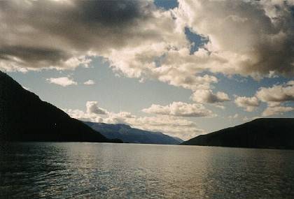 Der Fjord liegt ruhig vor uns.