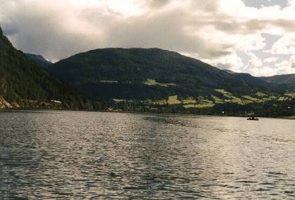 Links von uns ist die Steilk&uuml;ste zu sehen, oben verl&auml;uft die Stra&szlig;e nach Vik. Au&szlig;er einigen Anglern ist nicht viel los auf dem Fjord.