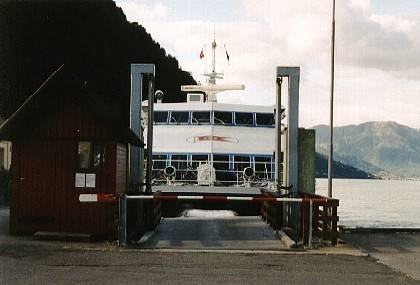 Die Schnellf&auml;hre, die wir bereits mehrmals auf dem Fjord in der Ferne gesehen haben, hat angelegt.
