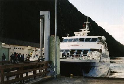 Es handelt sich um ein Katamaranschiff, es hat zwei R&uuml;mpfe. Es werden Fu&szlig;g&auml;nger und Fahrradfahrer mitgenommen.