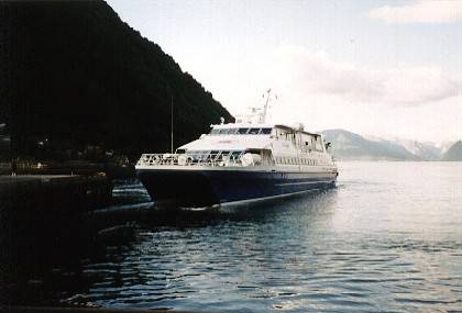 So wie sie &uuml;ber den Fjord rast, so schnell legt sie auch nach h&ouml;chstens zehn Minuten wieder ab, man hat das Gef&uuml;hl von fortw&auml;hrender Eile.