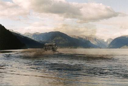 Nach kurzer Zeit hat die F&auml;hre ein hohes Tempo. Wenn sie sich mit dem charakteristischen Ger&auml;usch eines &uuml;berdimensionalen Dieselmotors &uuml;ber den Fjord bewegt, dann ist sie auch aus vielen Kilometern Entfernung unverwechselbar.