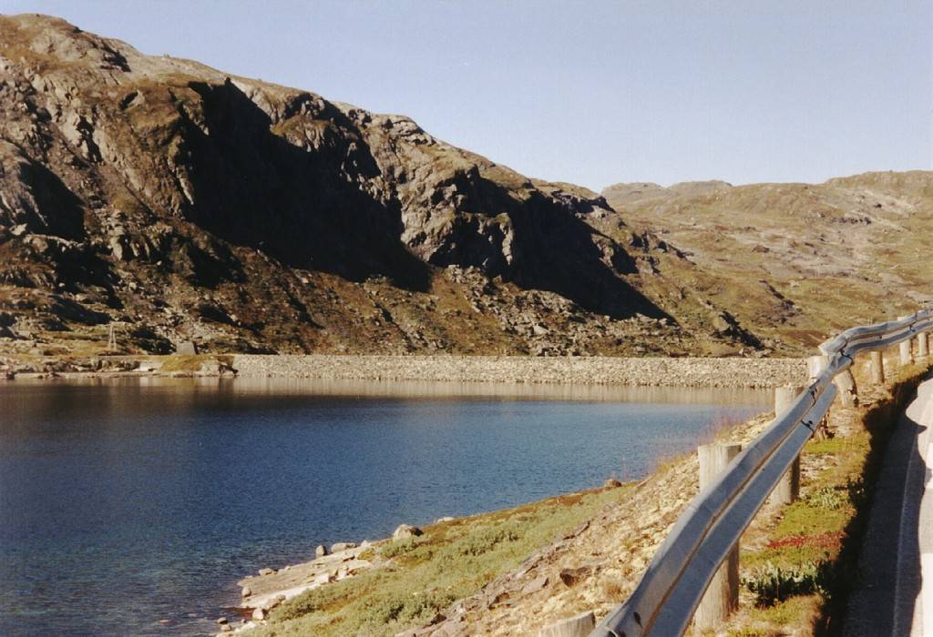 Dieser große See am Vesterdalen - Gebirgszug wird durch eine Staumauer begrenzt.
