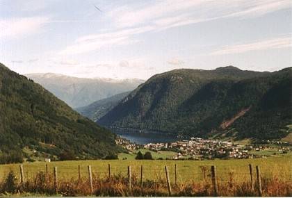 Der Blick zur&uuml;ck auf Vik. Die ganze Steilk&uuml;ste sind wir im Sturm entlanggepaddelt.