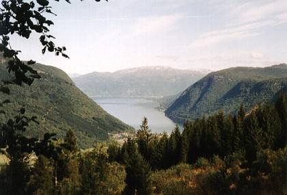 Weit hinten an der K&uuml;ste liegt der Campingplatz Tveit. Es ist der letzte Blick zur&uuml;ck, bevor wir &uuml;ber den Pass fahren.