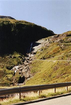 Es hat eine Woche nicht geregnet, aus dem Wasserfall ist ein Rinnsal geworden.
