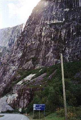 Wir wechseln aus dem Bezirk Hordaland wieder in den Bezirk Sogn of Fjordane. Das Bergmassiv rechts sind die N&aelig;r&oslash;dalen.