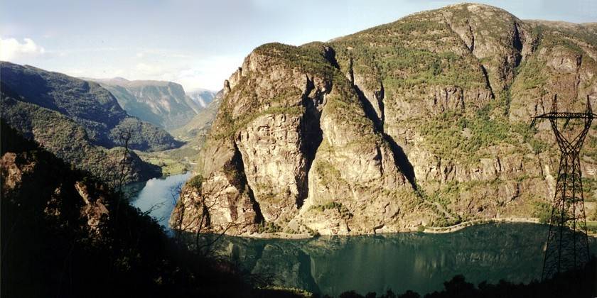 Kein Fjord - ein See, der Vassbygdvatnet. Die Stra&szlig;e 50, auf die wir gewechselt sind, schl&auml;ngelt sich um ihn herum. Ein malerisches Bild, unten sieht man den Tunnel, durch den wir gekommen sind. Links in der Ferne sieht man die Orte Tero und Skaim. Wir sind die Serpentinen am Vassbygda, die zum Teil in Tunneln verlaufen, bis zum Aussichtspunkt gefahren.