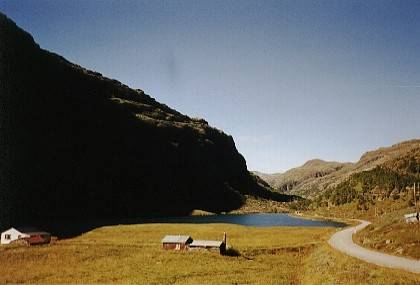 Die Stra&szlig;e 50 f&uuml;hrt auf der Hochebene an vielen Seen entlang.
