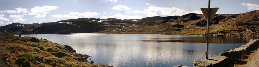 Dieser See kurz nach Steinbergdalen ist sehr malerisch. Der Gebirgszug dahinter sind die Vestredalen.