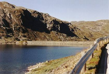 Dieser gro&szlig;e See am Vesterdalen - Gebirgszug wird durch eine Staumauer begrenzt.