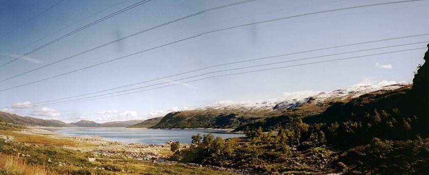 Die Berge des Gebirges Hallingskarvet sind schneebedeckt.
