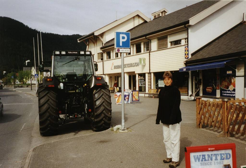 In Fagernes fährt man schon mal mit dem Traktor zur Information - nein, hier begann unser Stadtbummel.