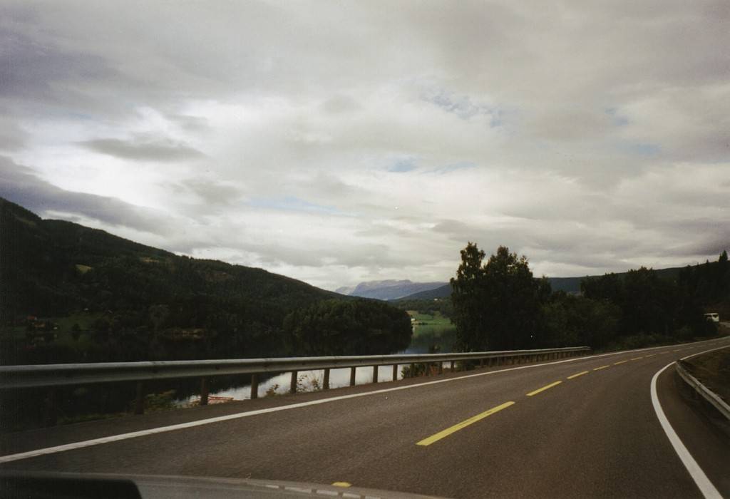 Auf der E16 in Richtung Lomen - in der Ferne sieht man das Jountheimen-Gebirge.