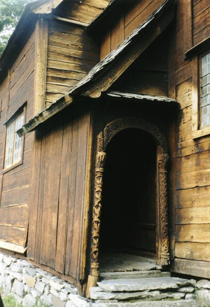 Der Geruch des uralten Holzes ist irgendwie eigenartig und prägnant - um die Tür herum befinden sich Schmucksäulen.