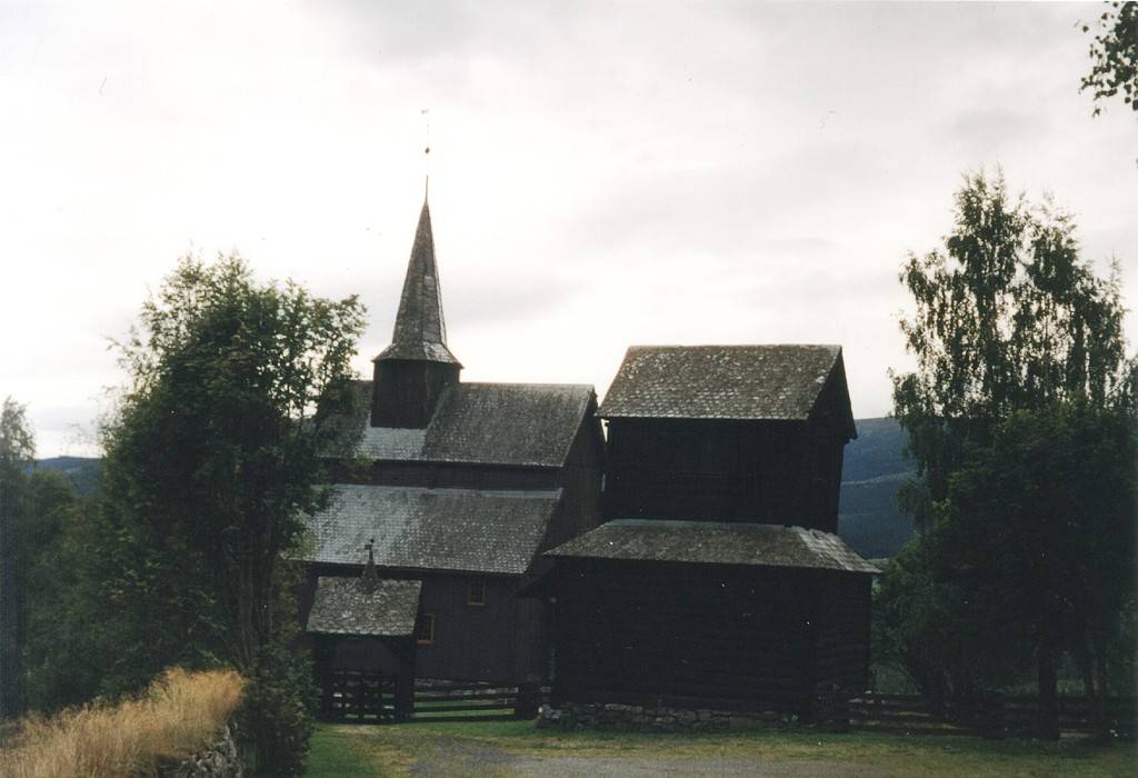 Die Stabkirche in  Høre ist größer als die in Lomen. Aber auch ihr sieht man das hohe Alter an.