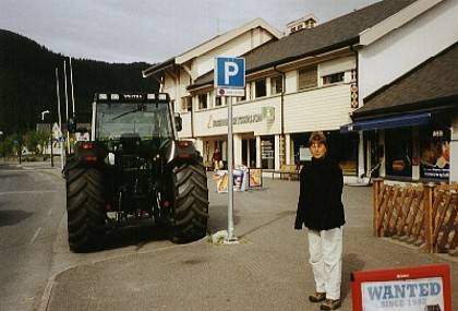In Fagernes f&auml;hrt man schon mal mit dem Traktor zur Information - nein, hier begann unser Stadtbummel.