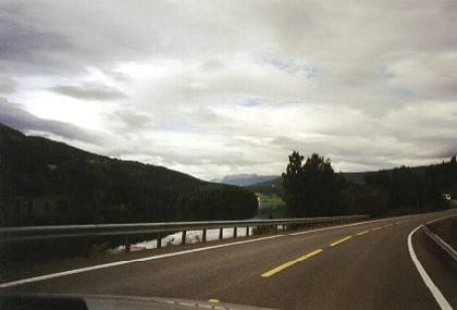 Auf der E16 in Richtung Lomen - in der Ferne sieht man das Jountheimen-Gebirge.