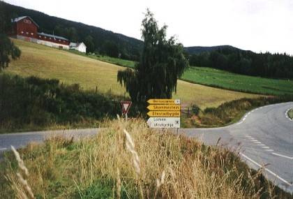 In Lomen ist es nicht weit von der E16 zur Stabkirche.