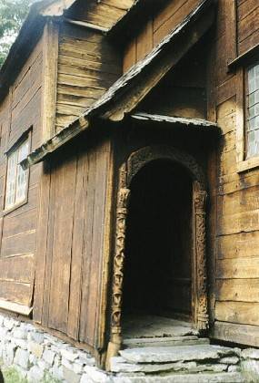 Der Geruch des uralten Holzes ist irgendwie eigenartig und prägnant - um die Tür herum befinden sich  Schmucksäulen.