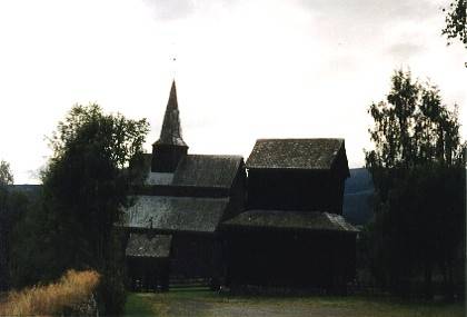 Die Stabkirche in  H&oslash;re ist gr&ouml;&szlig;er als die in Lomen. Aber auch ihr sieht man das hohe Alter an.