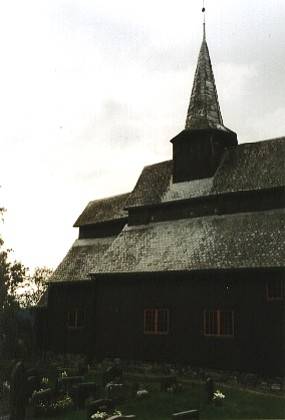 Auch diese Stabkirche ist von einem sehr gepflegten Friedhof umgeben.