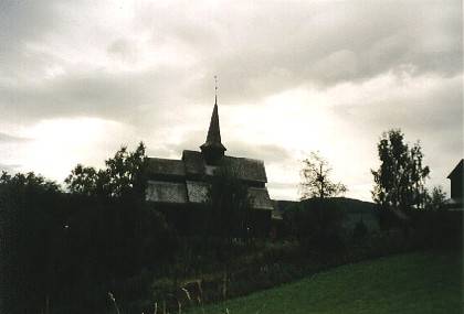 Das Wetter hat sich eingetr&uuml;bt und so aus der Ferne wirkt die Kirche in diesem Licht direkt ein wenig unheimlich.