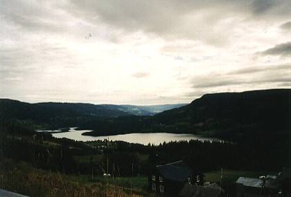 Von H&oslash;re aus fahren wir zur Stra&szlig;e 51, dabei haben wir von weiter oben Aussicht &uuml;ber den Slidrefjorden bei Lomen.
