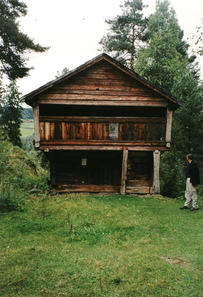 Ein zweistöckiges Vorratshaus von Bergji.