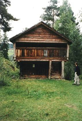 Ein zweist&ouml;ckiges Vorratshaus von Bergji.