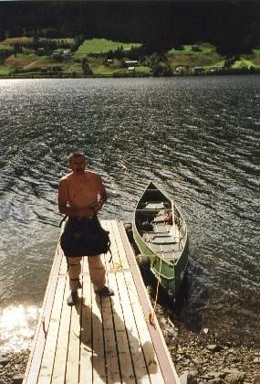 Auch bei dieser Fahrt verzichten wir keinesfalls auf die Schwimmwesten, denn selbst dieser See ist stellenweise um die 350 Meter tief.