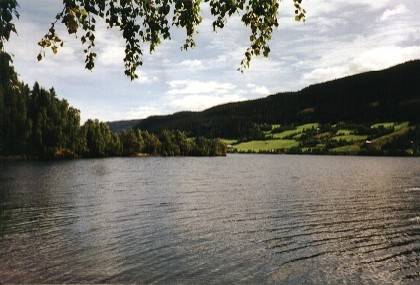 Um diesen Vorsprung sind wir gerade gepaddelt, ich fotografiere nach hinten. Wir befinden uns jetzt in einer riesigen Bucht.
