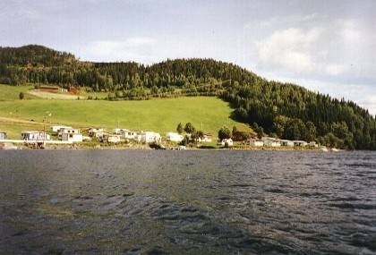 Wir paddeln am anderen Ufer zur&uuml;ck und sehen jetzt den offenen Zeltplatz aus der Ferne. Mit R&uuml;ckenwind geht es nun leichter.