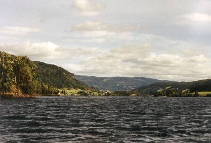 Wir sind wieder in der gro&szlig;en Bucht. Ganz weit vorn liegt eine kleine Insel.