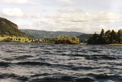 Wir n&auml;hern uns nun der Insel, nat&uuml;rlich fahren wir auf der rechten Seite vorbei.